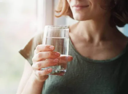 5 redenen waarom water drinken na het opstaan goed is